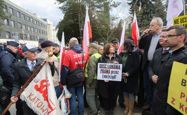Spór o TK po ślubowaniu sędziów. "Legalne" kontra "dalsza eskalacja"