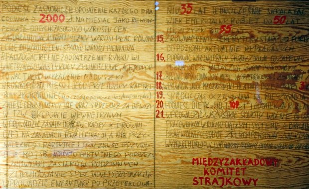 Spór wokół tablic z 21 postulatami wybuchnie na nowo? Pozew w sądzie