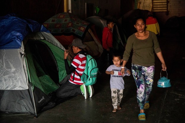Spora grupa imigrantów spędziła ostatnie dni w Tijuanie /ALONSO ROCHIN /PAP/EPA