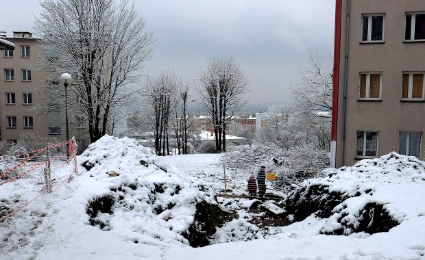 Spore zapadlisko w Jaworznie. Dokładnie w tym samym miejscu, co 40 lat temu