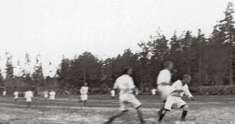 Sport rozwijał się także w warunkach wojennych. Na zdjęciu: żołnierze Legionów Polskich rozgrywają mecz piłki nożnej, 1916 r. /materiały promocyjne