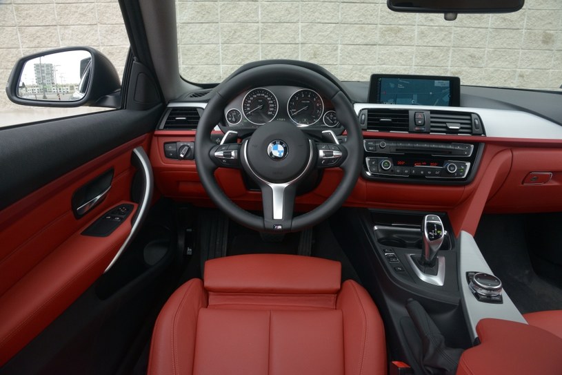 Sportowa kierownica „M” wymaga dopłaty 882 zł. Ergonomią oraz jakością wykonania BMW gra pierwsze skrzypce w klasie. /Motor