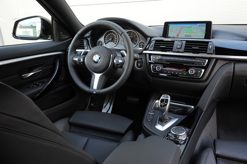 Sportowa kierownica (pakiet M) świetnie leży w dłoniach. Deska rozdzielcza, przejęta wprost z BMW serii 3, to wzór ergonomii i funkcjonalności. Znakomity jest system multimedialny, obsługiwany pokrętłem i gładzikiem. /Motor