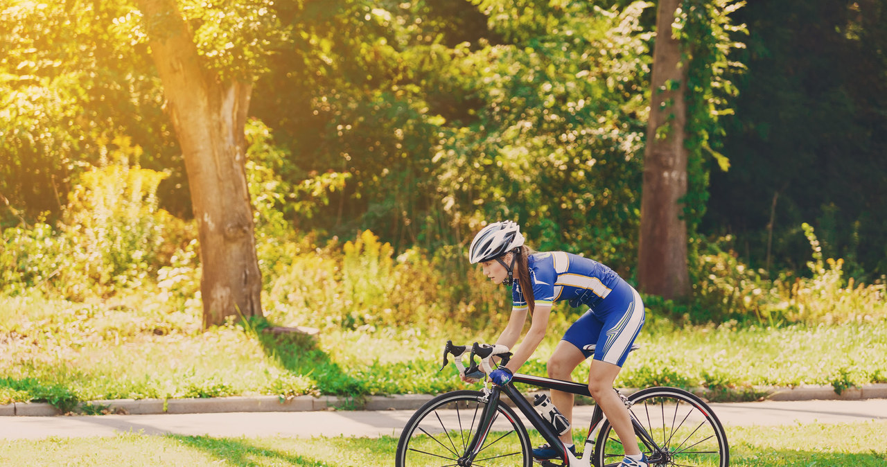 Sporty rowerowe wymagają odpowiedniego przygotowania, dopasowania sprzętu i prawidłowego ustawienia pozycji /123RF/PICSEL