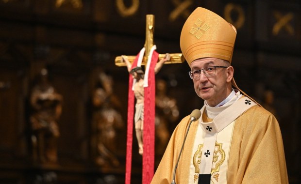 "Spory są im bardzo na rękę". Abp Galbas ostrzega
