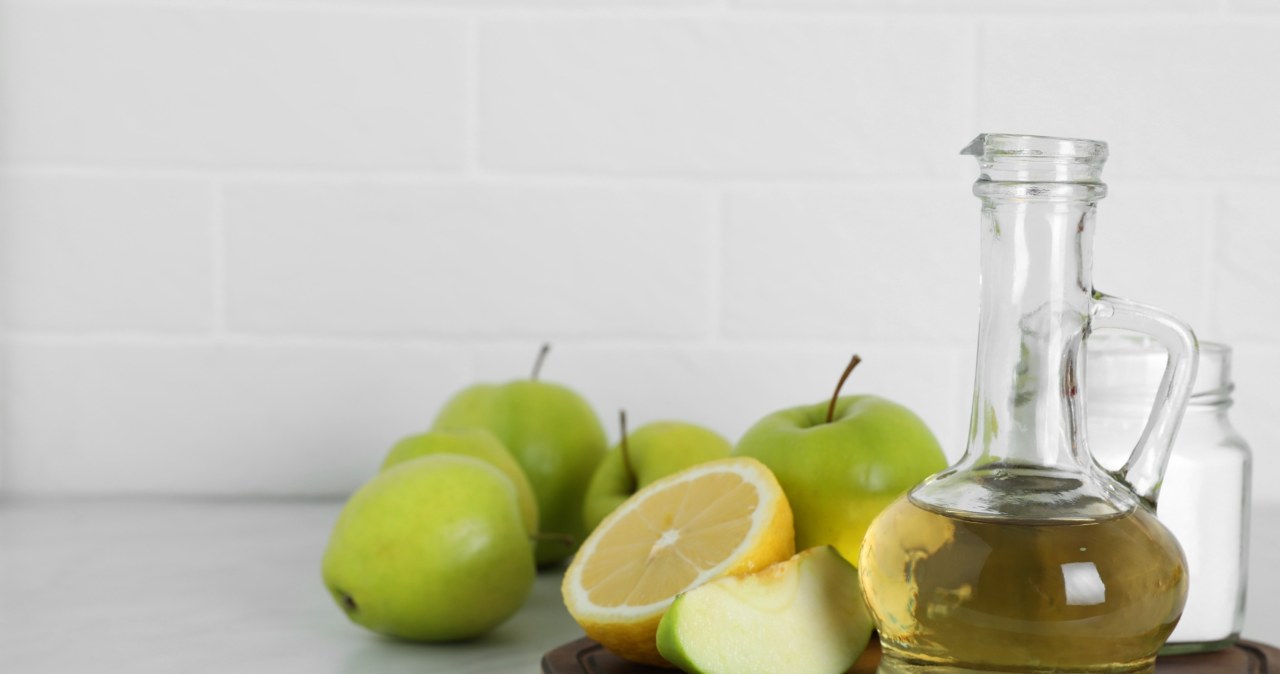 Sposób na naturalną kąpiel przeciwgrzybiczą z użyciem octu jabłkowego /123RF/PICSEL