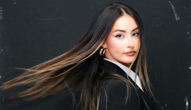 Sposób na nieskazitelnie proste włosy o poranku. Odkryj nietypowy trik