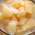 Sposób na twardą pigwę. Szybko zmięknie, będzie można ją obrać i pokroić
