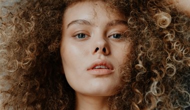 Sposób na ujarzmienie niesfornych brwi w 1 minutę. Mydło na brwi utrwala lepiej niż drogi żel