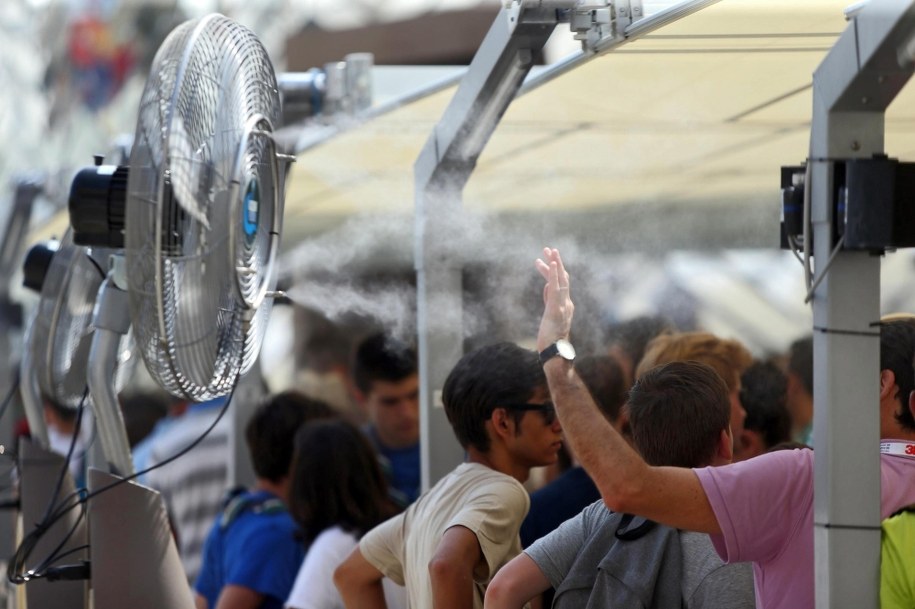 Sposób na upały na Milan Expo w Mediolanie /MATTEO BAZZI    /PAP/EPA