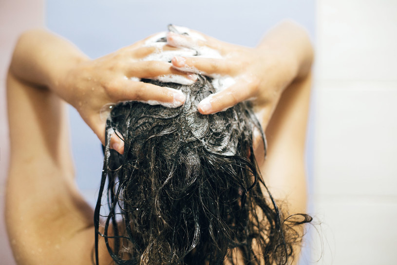 Sposób, w jaki myjesz włosy i rozczesujesz je, ma ogromne znaczenie /123RF/PICSEL
