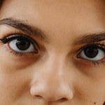 Sposoby na gęste i mocne brwi. Sprawdź, jak skutecznie je zapuścić