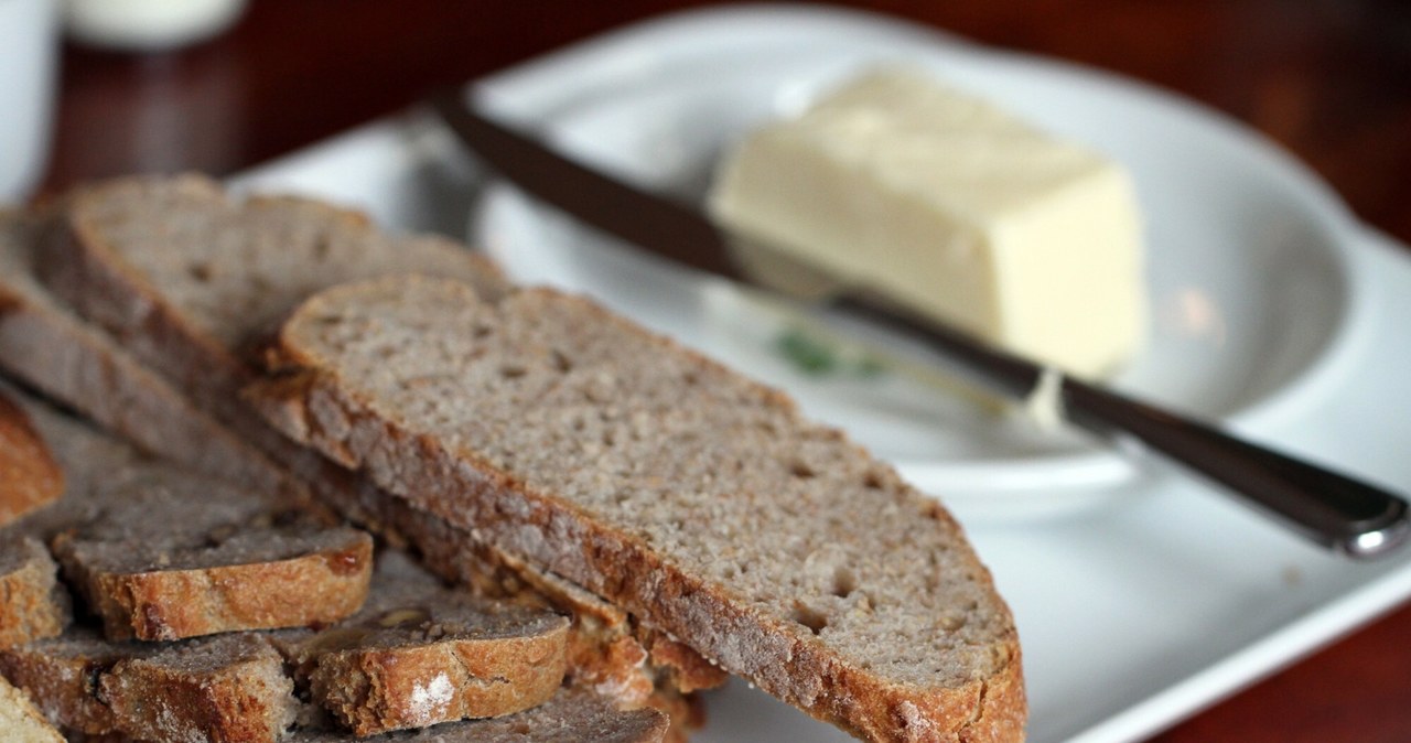 Sposoby na rozsmarowanie twardego masła na chlebie. /PIOTR JEDZURA/REPORTER /East News