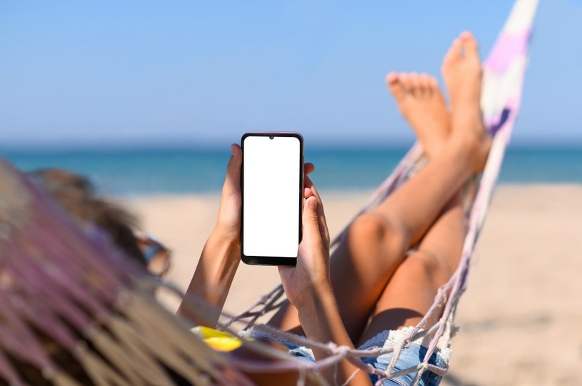 Sposoby na zabezpieczenie telefonu na plaży przed słońcem i kradzieżą. /123RF/PICSEL