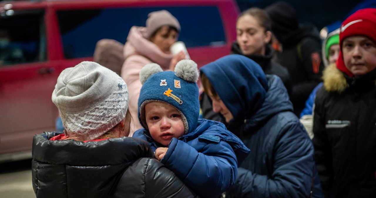 Spośród uchodźców wojennych z Ukrainy, co 5. deklaruje pozostanie w Polsce /PETER LAZAR / AFP /AFP