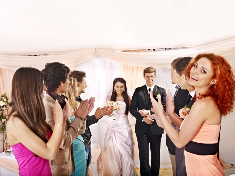 Spośród wielu popularnych odcieni sukienek na wesele, z kilku lepiej zryzygnować /123RF/PICSEL