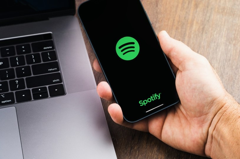 Spotify umożliwia słuchanie muzyki w ramach płatnego abonamentu lub bezpłatnie, ale z ograniczeniami /123RF/PICSEL