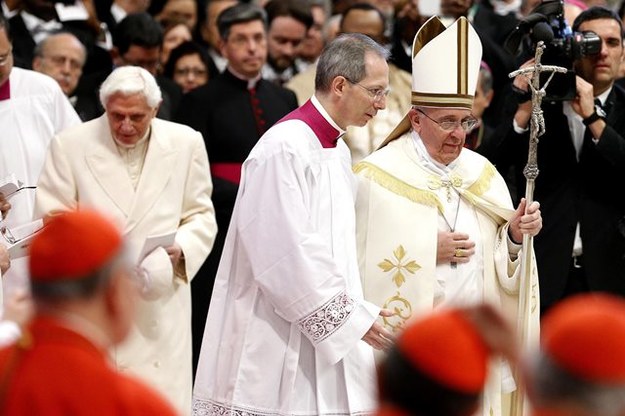 Spotkanie dwóch papieży w bazylice św. Piotra /Fabio Frustaci /PAP/EPA