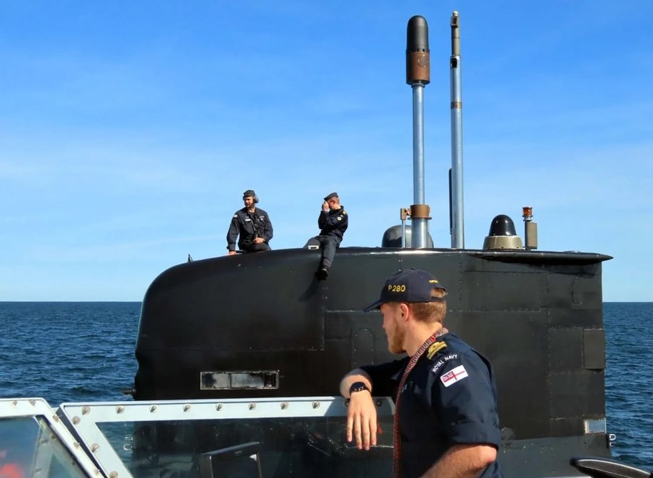 Spotkanie HMS Dasher ze szwedzką łodzią podwodną /Royal Navy /
