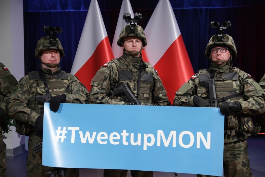 Spotkanie kadry kierowniczej MON i Sił Zbrojnych RP z uzytkownikami mediów społecznościowych /	Tomasz Gzell   /PAP