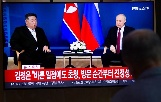 Spotkanie Kim Dzong-Una i Władimira Putina transmitowane w południowokoreańskiej telewizji /JEON HEON-KYUN /PAP