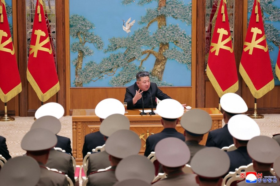 Spotkanie Kim Dzong Una z dowódcami dywizji i brygad północnokoreańskiej armii /KCNA VIA KNS/STR/AFP /East News