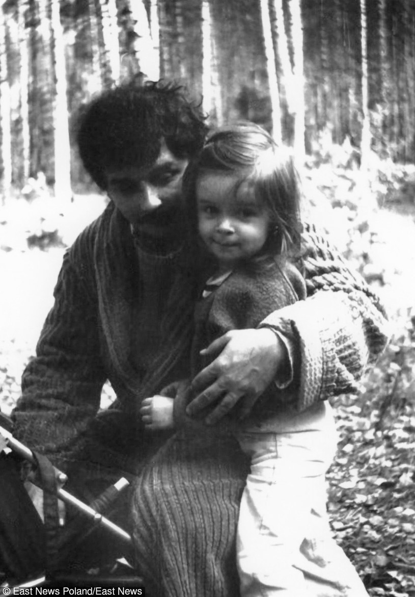 Spotkanie Lecha Kaczyńskiego z córką Martą podczas internowania, szpital w Wejherowie, 1982 /East News