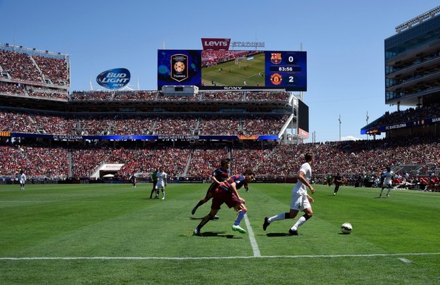 Spotkanie Manchester United - FC Barcelona obejrzało blisko 68,5 tysiąca widzów /JOHN G. MABANGLO /PAP/EPA