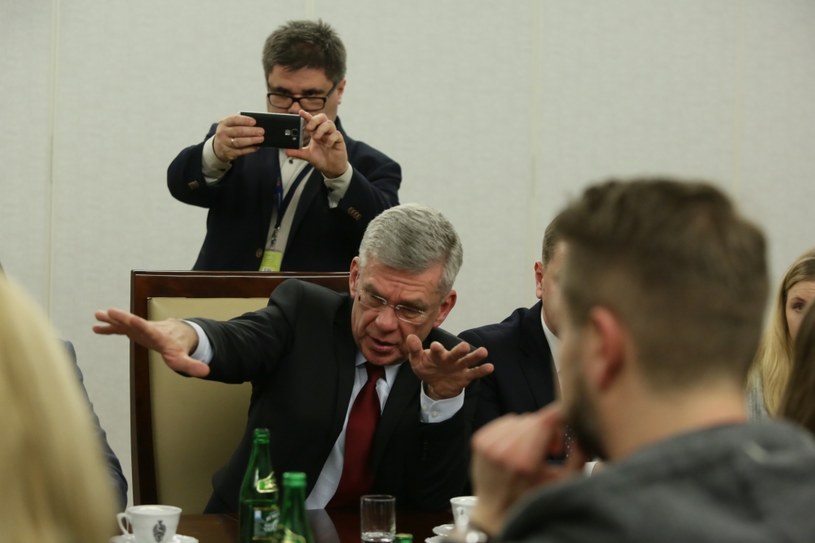 Spotkanie marszałka Senatu Stanisława Karczewskiego (C) z przedstawicielami redakcji w sprawie zasad funkcjonowania mediów w parlamencie /Tomasz Gzell /PAP