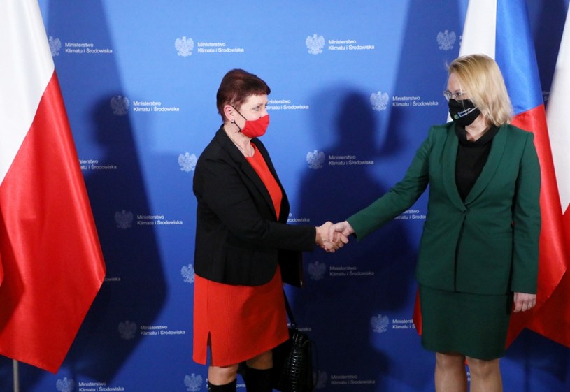 Spotkanie minister klimatu i środowiska Anny Moskwy (P) z czeską minister środowiska Anną Hubaczkovą / 	Jakub Kamiński    /East News