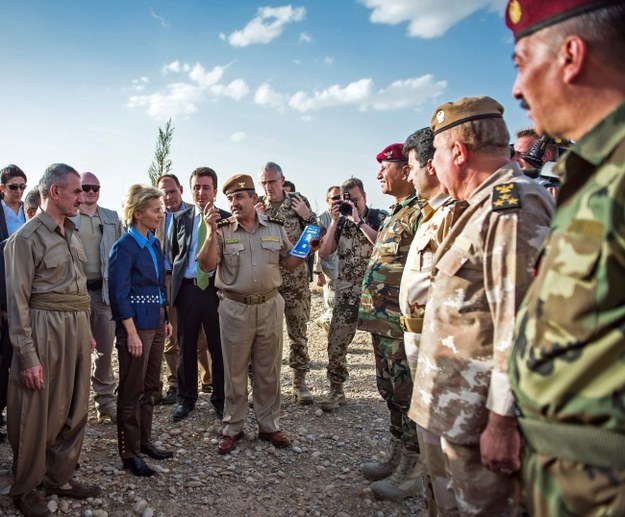 Spotkanie minister obrony Niemiec Ursula von der Leyen z Kurdami /MAJA HITIJ  /PAP/EPA