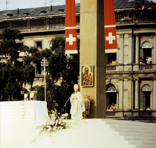 Spotkanie na pl. Zwycięstwa było najbardziej wyrazistym wystąpieniem Jana Pawła II w kwestiach politycznych /Bogdan Łopieński /PAP