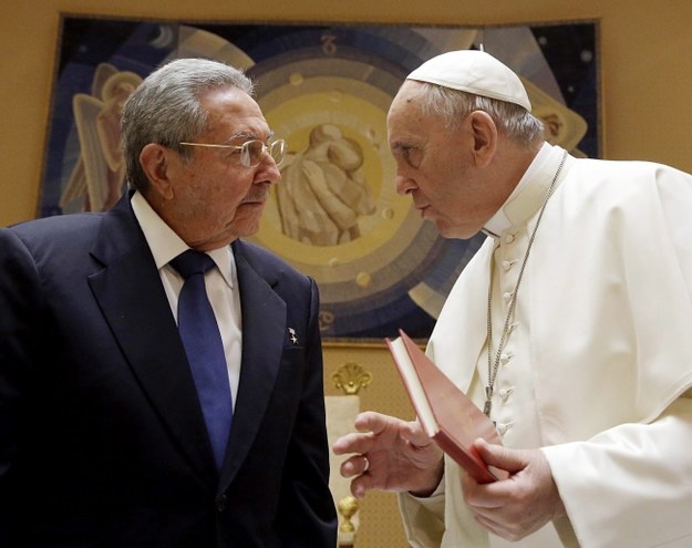 Spotkanie papieża z Raulem Castro trwało blisko godzinę /GREGORIO BORGIA / POOL /PAP/EPA