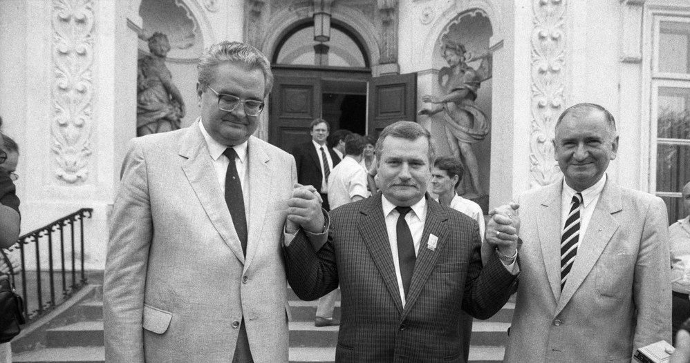 Spotkanie poświęcone utworzeniu koalicji rządowej przez Solidarność, SD i ZSL. Od lewej: Roman Malinowski, Lech Wałęsa i Jerzy Jóźwiak /Wojtek Laski /East News