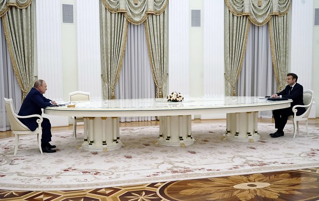 Spotkanie Putina i Macona za 4-metrowym stołem /KREMLIN POOL / SPUTNIK / POOL /PAP/EPA