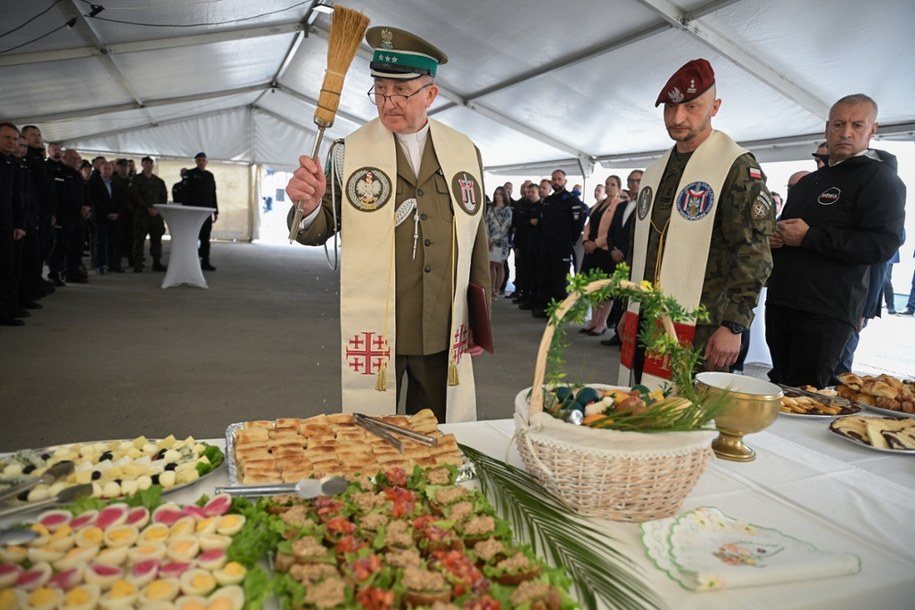 Spotkanie wielkanocne z szefem MSWiA w bazie w Kosowie. 17.04.2025 r. /Marcin Obara /PAP