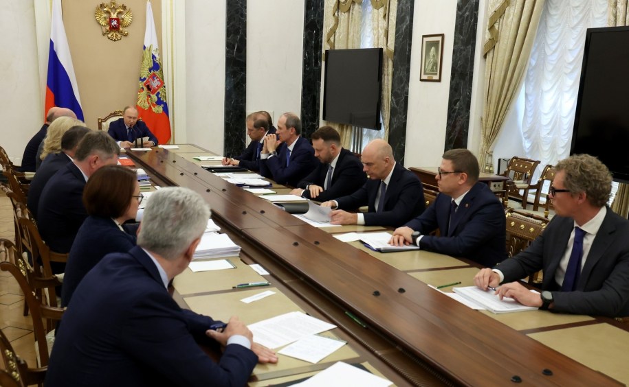 Spotkanie Władimira Putina z członkami rządu i przedstawicielami banku centralnego nt. spowolnienia gospodarczego w kraju /Kremlin /