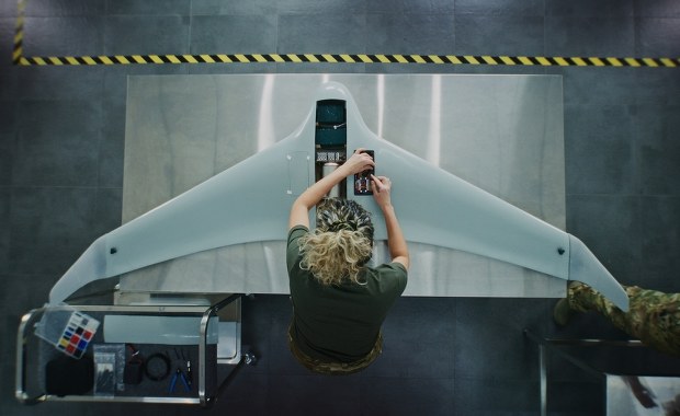 "Spotkanie z dronem w drodze do domu". KE odpowiada na rosyjską próbę zastraszenia