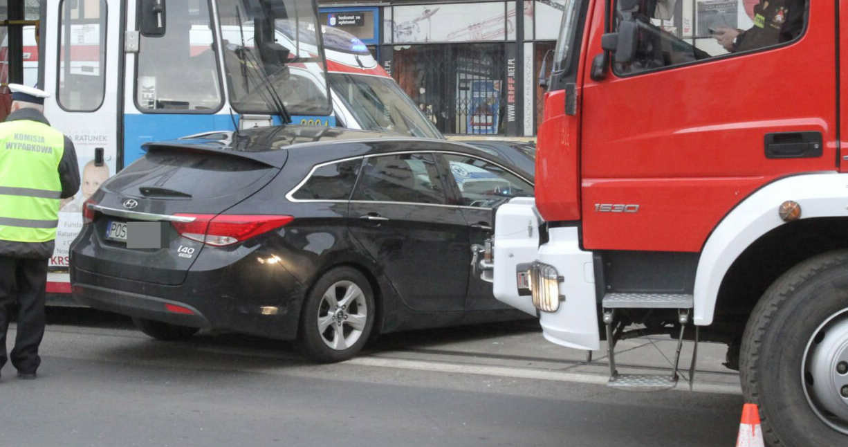 Spotykając na drodze tramwaj trzeba pamiętać, kiedy nie musi on stosować się do znaków /Jaroslaw Jakubczak/Polska Press/East News /East News