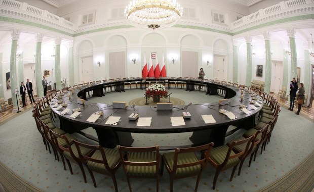 "Spóźnił się na wojnę z komunizmem, walczy z meblem". Komorowski o usunięciu Okrągłego Stołu z Pałacu Prezydenckiego