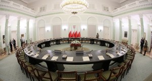 "Spóźnił się na wojnę z komunizmem, walczy z meblem". Komorowski drwi z Nawrockiego