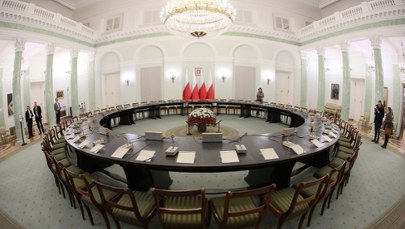 "Spóźnił się na wojnę z komunizmem, walczy z meblem". Komorowski o usunięciu Okrągłego Stołu z Pałacu Prezydenckiego