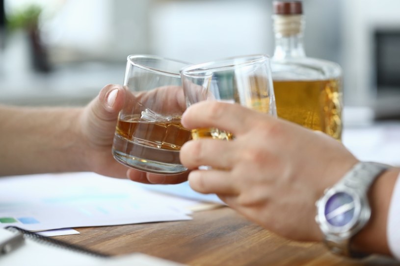 Spożywanie nawet jednego piwa lub drinka dziennie sprawia, że mózg osoby pijącej starzeje się szybciej, niż mózg abstynenta /123RF/PICSEL