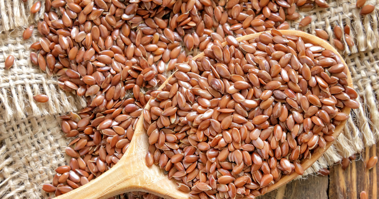 Spożywanie siemienia lnianego w odpowiednich ilościach ma dobry wpływ na nasze zdrowie /123RF/PICSEL