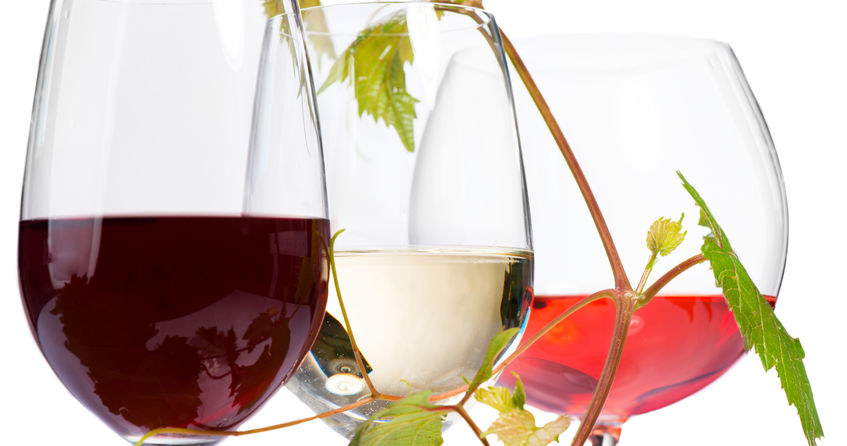 Spożywanie umiarkowanych ilości wina chroni, ale nie wszystkich... /123RF/PICSEL