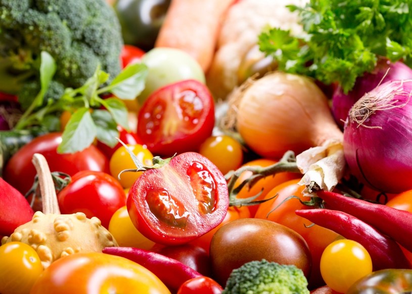 Spożywanie większej ilości warzyw może okazać się pomocne w zapobieganiu, a nawet niwelowaniu niektórych dolegliwości /123RF/PICSEL