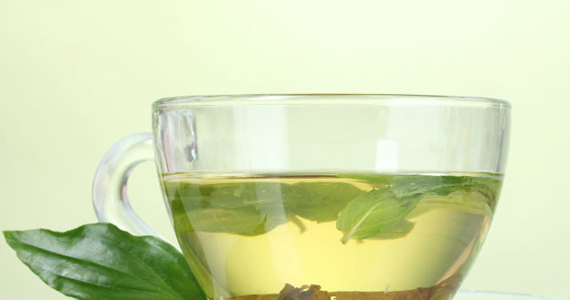Spożywanie zielonej herbaty może być przyczyną mniejszej skuteczności terapii /123RF/PICSEL