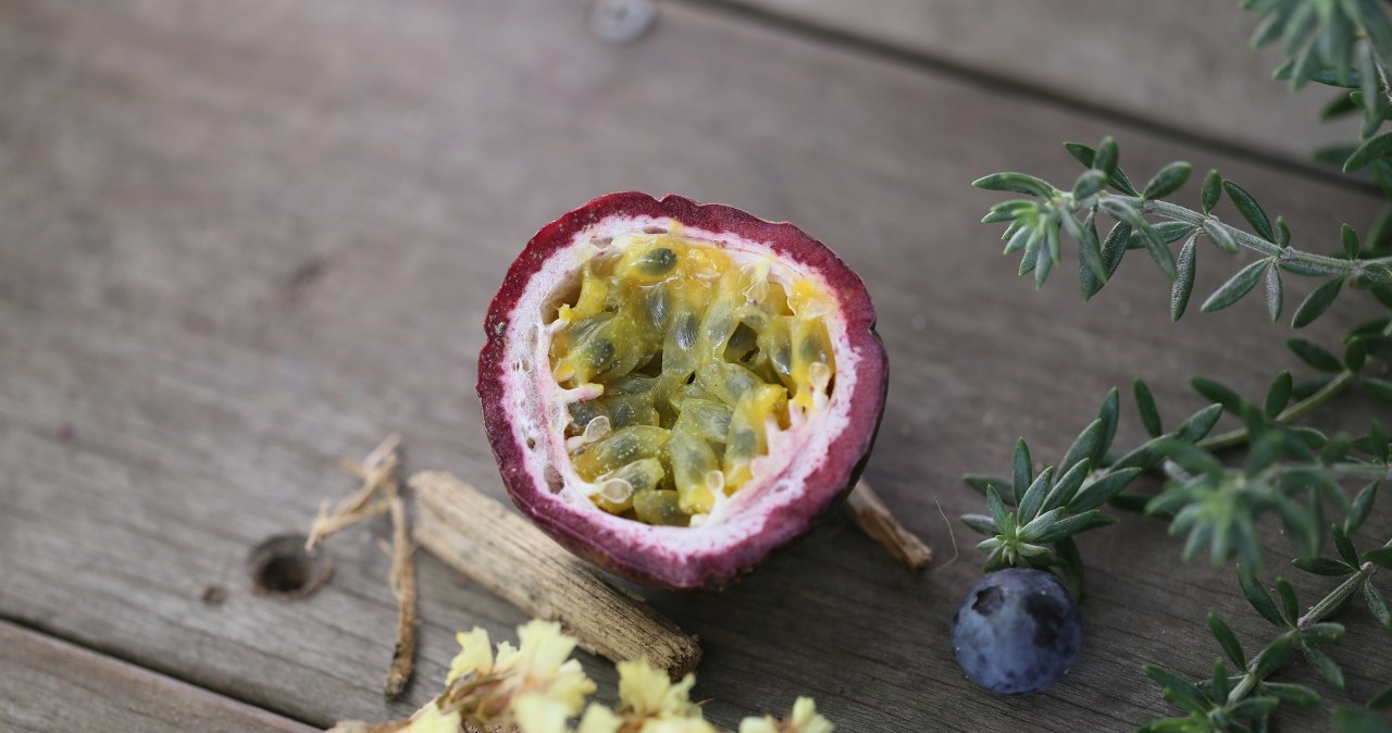 Справжня цінність маракуї ховається під шкіркою - це неймовірно ароматна желеподібна м’якоть із хрустким їстівним насінням /pixabay.com