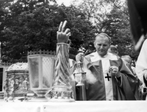 Sprawa kard. Wojtyły poruszyła Polaków. Kmieciak chce współpracy z IPN