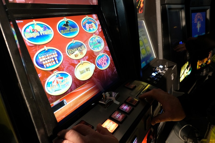 Sprawa ma dotyczyć kontraktu na automaty do gier dla TS, których 1200 zamówiono w WZŁ /Darek Delmanowicz /PAP